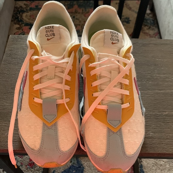 Women’s Nike Sun Club Air Max Sneakers Size 8.5 - Picture 3 of 11